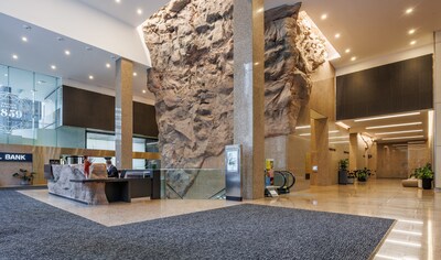 Entrance lobby featuring the stunning new deconstructed granite centrepiece: Roserock Place - 121 King Street West (CNW Group/Crestpoint Real Estate Investments Ltd.)